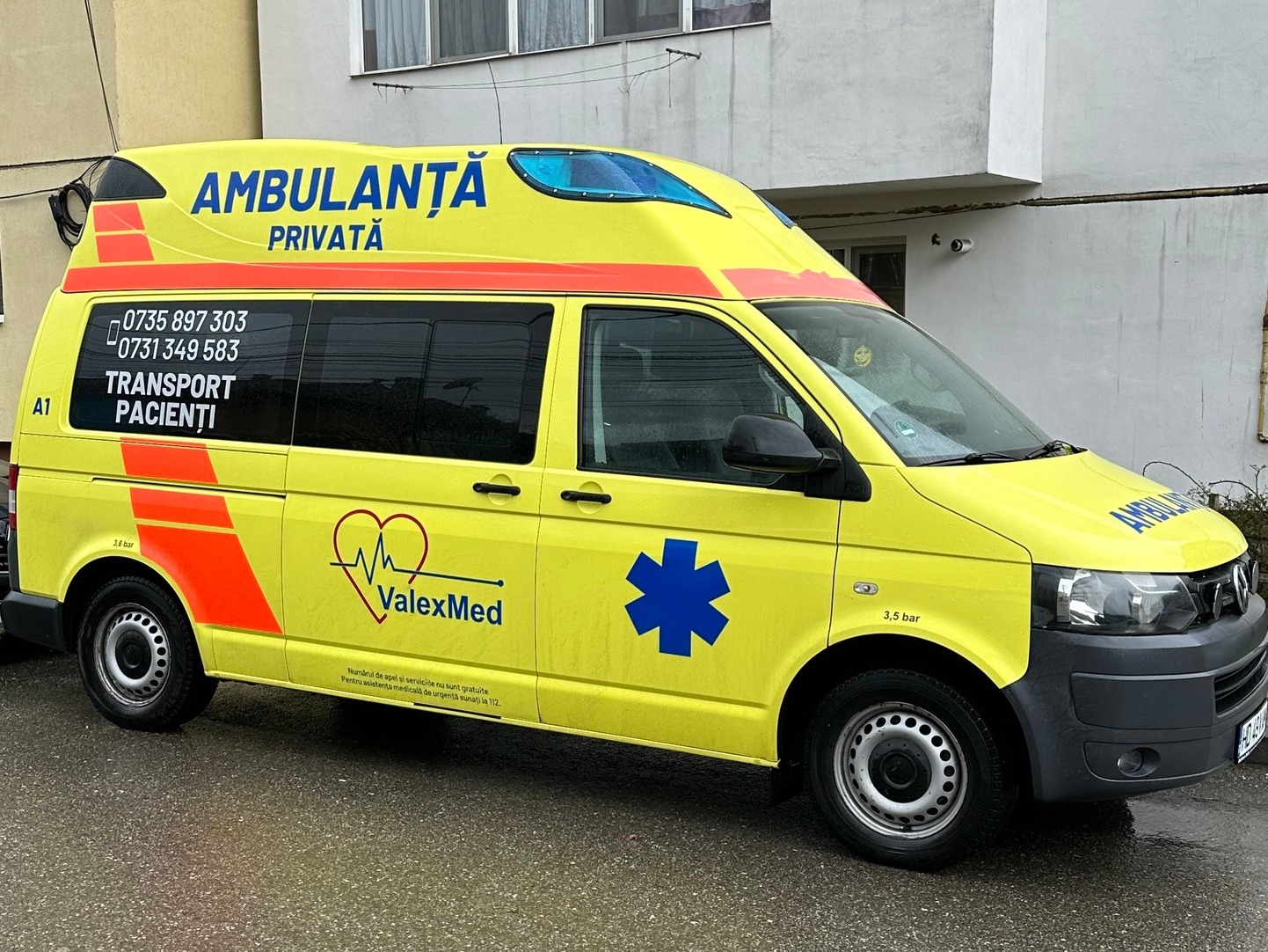 Ambulanță pe drum